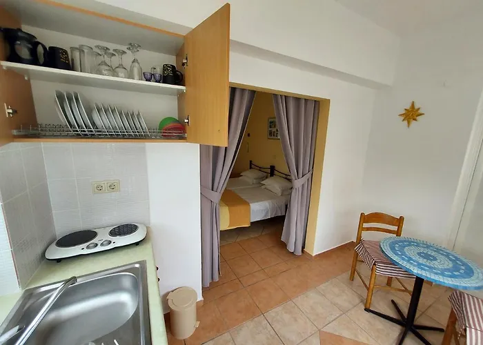 Courtyard Apartamento Pefki