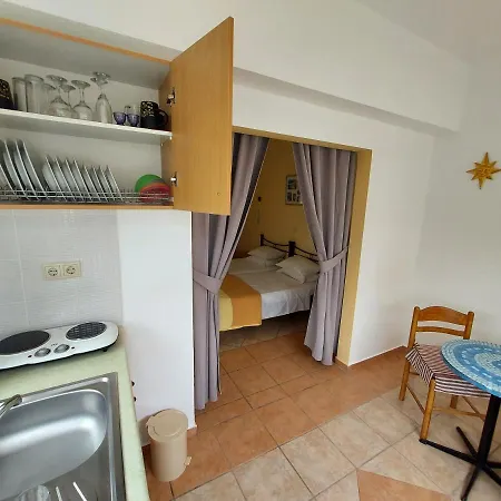 Courtyard Apartamento Pefki